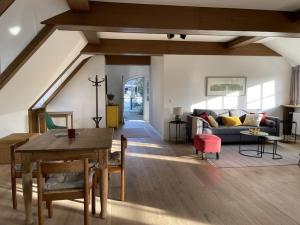 een woonkamer met een bank en een tafel bij 1-bedroom cottage in Hornsmühlen +17 foto's