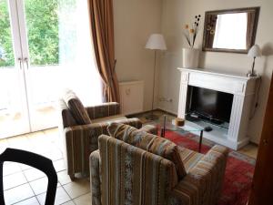 ボルクムにあるOne-bedroom apartmentの2つのソファと暖炉のあるリビングルーム