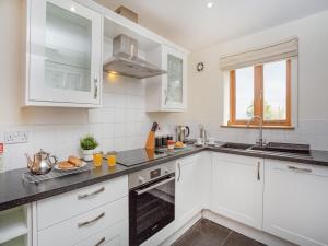 Kuchyň nebo kuchyňský kout v ubytování Kingfisher + 18 fotografií