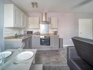Kuchyň nebo kuchyňský kout v ubytování Apartment 4 The Dunes - Uk31824