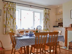 LlanaberにあるRhosmairのキッチン(テーブル、椅子付)、窓