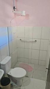 フロリアノポリスにあるPousada Marujoのトイレとガラスのシャワー付きのバスルーム