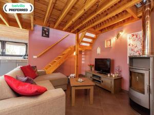 Μια τηλεόραση ή/και κέντρο ψυχαγωγίας στο La Roche Cozy Forest Escape