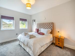 una camera da letto con un letto grande e una finestra di The Cottage At Breeze Hill a Storth Altre 7 foto