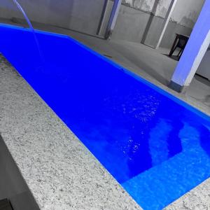 ein Pool mit blauem Wasser in einem Haus in der Unterkunft Casa beira rio em Prado in Prado