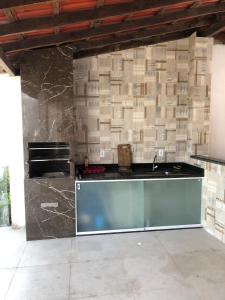 eine Küche mit Spüle und Arbeitsplatte in der Unterkunft Casa beira rio em Prado in Prado