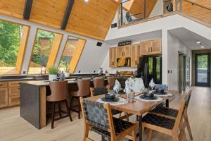 Fotografie z fotogalerie ubytování New Cabin Near Dollywood - Hot Tub-Stunning Views v destinaci Sevierville