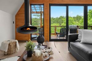 Fotografie z fotogalerie ubytování New Cabin Near Dollywood - Hot Tub-Stunning Views v destinaci Sevierville