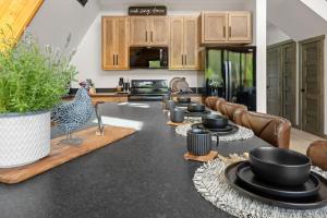 Fotografie z fotogalerie ubytování New Cabin Near Dollywood - Hot Tub-Stunning Views v destinaci Sevierville + 65 fotografií