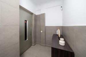 ein Badezimmer mit einer Holzablage und einer Tür in der Unterkunft Endorfita Sonrisa - Canteras Beach in Las Palmas de Gran Canaria + 87 Fotos