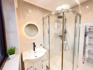un baño con ducha y lavabo en Spacious 4-Bed Home with Big Backyard & Free Driveway Parking, en Barking