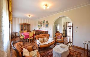 una sala de estar con sillas y una mesa en 3 Bedroom Gorgeous Home In Pistoia, en Ponte Nuovo