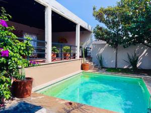 a swimming pool in front of a house at La Loma del Cardenal in Malinalco