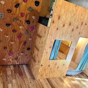 OkuboにあるSNUG CAMP HOUSE - Vacation STAY 98115vの鏡付きの岩登り壁の部屋
