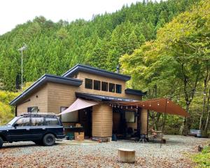 OkuboにあるSNUG CAMP HOUSE - Vacation STAY 98115vの家の前に停車する車