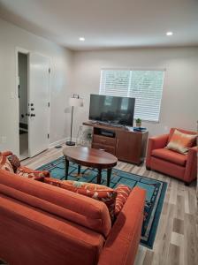 ロサンゼルスにあるModern Hollywood Homes close to Everything with Free Parkingのソファとテーブルとテレビのあるリビングルーム