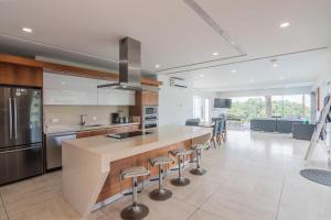 Η κουζίνα ή μικρή κουζίνα στο Luxury Villa Las Flores Private Pool & Oceanview