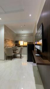 Μια τηλεόραση ή/και κέντρο ψυχαγωγίας στο ســكــورد للــشــقـــق الــفنــدقــيـه Scord Hotel Apartments