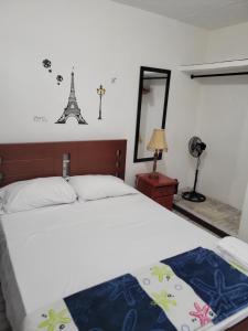 Una cama o camas en una habitación de Apartahotel Real