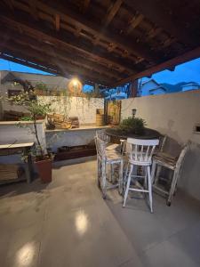 eine Terrasse mit zwei Stühlen und einem Tisch und einem Tisch in der Unterkunft Bela e Aconchegante casa em Vargem Grande in Rio de Janeiro