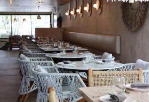 una fila de mesas y sillas en un restaurante en Bali Hotel Adults Only Isla Verde, a Trademark by Wyndham, en Carolina