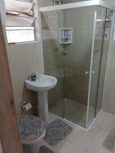 a bathroom with a shower and a toilet and a sink at Suite do lar in Timbó