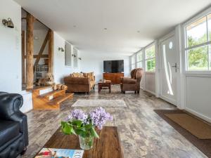 ein Wohnzimmer mit einer Vase mit Blumen auf einem Tisch in der Unterkunft Holiday home with 2 bedrooms in Buschvitz