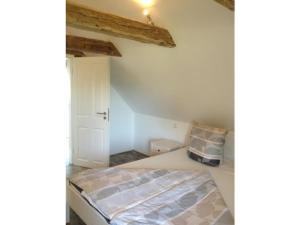ein kleines Schlafzimmer mit einem Bett in einem Zimmer in der Unterkunft Holiday home with 2 bedrooms in Buschvitz
