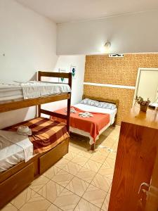Habitación con 2 literas y espejo. en Pousada Praiana Jericoacora, en Jericoacoara 52 fotos más