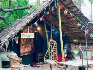 une cabane avec un hamac en face de celle-ci dans l'établissement Delft Village stay, à Delft East