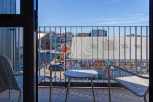 En balkon eller terrasse på Central City Apartment Sleeps 4 Elevator Access