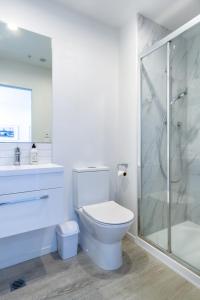 Et badeværelse på Central City Apartment Sleeps 4 Elevator Access