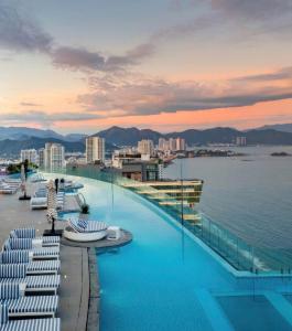 una piscina en el tejado de un edificio con el agua en Panorama Beach Pearl Condotel, en Nha Trang