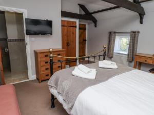 a bedroom with a bed with two towels on it at Goldfinch in Lucker