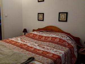 Un pat sau paturi într-o cameră la Appartement 2 Pièces, Piscine en été, Animaux admis, 6 Personnes - FR-1-504-695 +10 fotografii