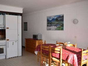 a kitchen and dining room with a table with a red table cloth at Appartement 3 pièces, plein sud, centre de Font-Romeu - FR-1-580-136 in Font-Romeu