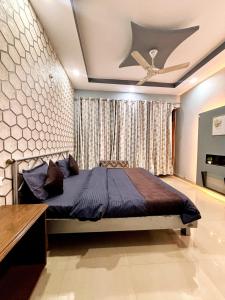 Katil atau katil-katil dalam bilik di The Zen Abode 2BHK Hillside Stay with Views +18 gambar