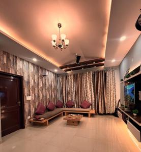 Televisyen dan/atau pusat hiburan di The Zen Abode 2BHK Hillside Stay with Views