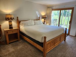 Un ou plusieurs lits dans un hébergement de l'établissement Snowcreek Resort Vacation Rental 934