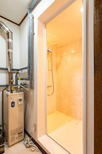 una ducha con puerta de cristal en un baño en Hatsune 観光拠点 多人数向け 閑静な住宅街, en Otaru 48 fotos más
