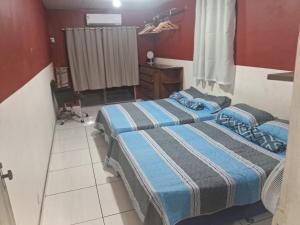 a bedroom with two beds and a dresser in it at O Melhor custo Beneficio de Belém do Pará in Belém +25 photos