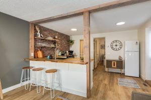 eine Küche mit einem weißen Kühlschrank und einer Theke in der Unterkunft The Crooked Lady Cozy Bungalow near Downtown Calgary with Free Parking in Calgary