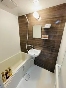 y baño pequeño con lavabo y bañera. en モリアパートメント 203, en Tokio