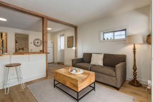 ein Wohnzimmer mit Couch und Tisch in der Unterkunft The Crooked Lady Cozy Bungalow near Downtown Calgary with Free Parking in Calgary + 31 Fotos
