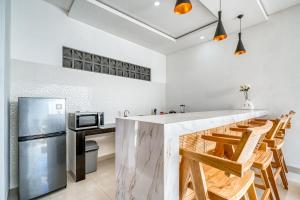 Η κουζίνα ή μικρή κουζίνα στο Cozy 2-BR villa in Canggu with a spacious pool