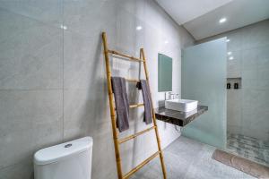 Ένα μπάνιο στο Cozy 2-BR villa in Canggu with a spacious pool +18 φωτογραφίες