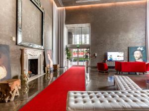 sala de estar con alfombra roja y chimenea en Miami Brickell Condos - W Miami, en Miami 16 fotos más