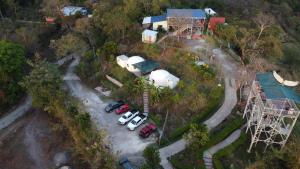 Una vista aérea de un estacionamiento con un parque acuático. en Las Terrazas de el Alto, en Chalatenango