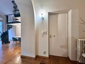 a white door in a room with a table at La casa di famiglia - elegante immobile di prestigio in centro in Turin