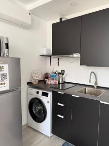 una cocina con lavadora y fregadero en RUBIK's studio, lovely Las Americas, en Costa de Adeje